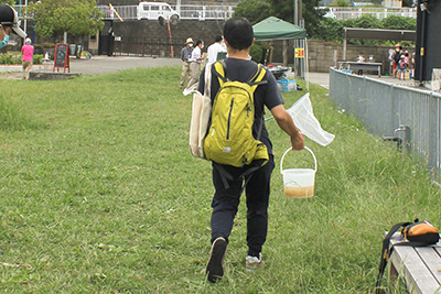 もんどりをひきあげた後、生きものを水槽まで運搬