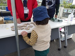 地引網のくじを引く様子