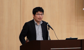 環境省奥田室長の講演の様子。講演動画（Youtube）にリンクします。