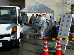 消毒ポイントでの車両消毒訓練