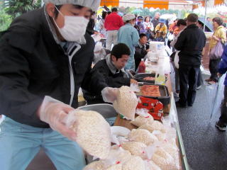 雨にもかかわらず模擬店も大盛況