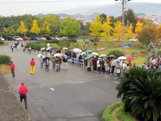 雨でも各コーナーには長蛇の列