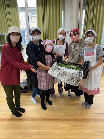 子ども食堂野菜提供風景