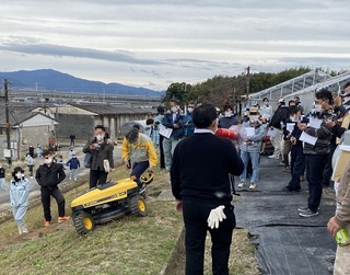 デモンストレーション（ラジコン草刈機）