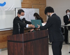 卒業証書の授与