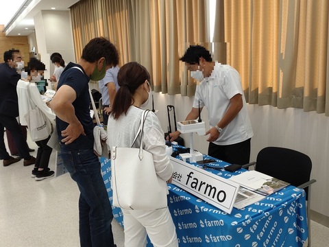 展示を見学する参加者の様子