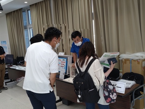 展示を見学する参加者の様子