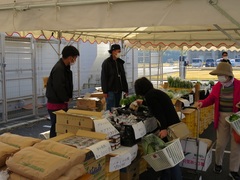 卒業生班の販売風景 卒業生班の販売風景