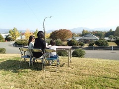 模擬班の料理を芝生の上で楽しむ家族連れ 模擬班の料理を芝生の上で楽しむ家族連れ