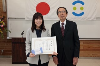 本校同窓会奨励賞の授与 本校同窓会奨励賞の授与