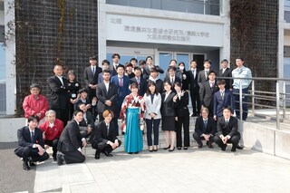 卒業生全員で記念撮影 卒業生全員で記念撮影