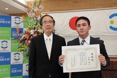 同窓会会長より表彰 同窓会会長より表彰