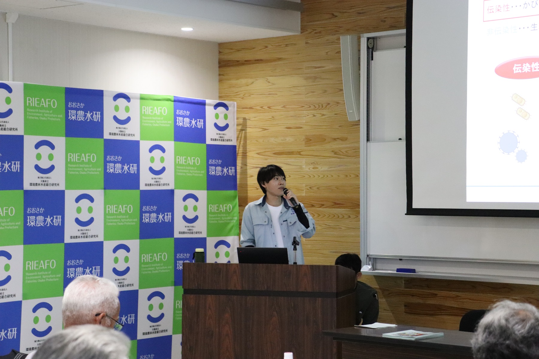 講演する田中研究員