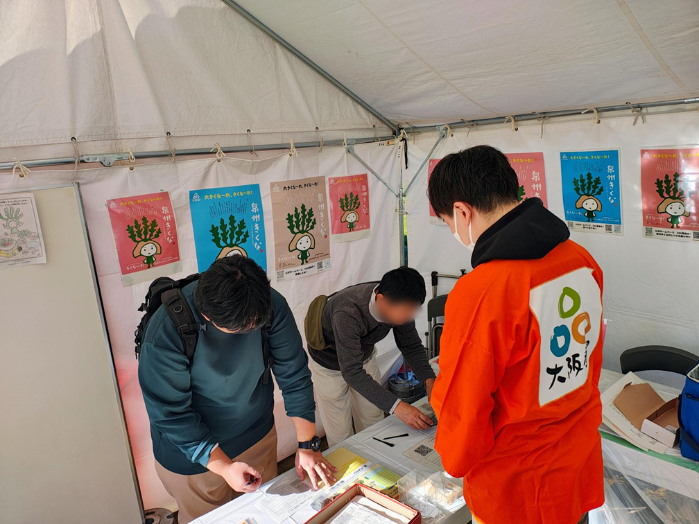 写真2(試食&アンケートの様子) 写真2(試食&アンケートの様子)