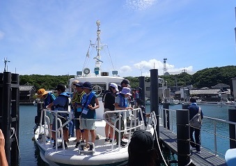 調査船に乗船