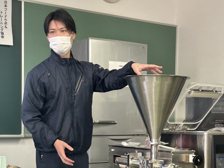 充填機の説明風景