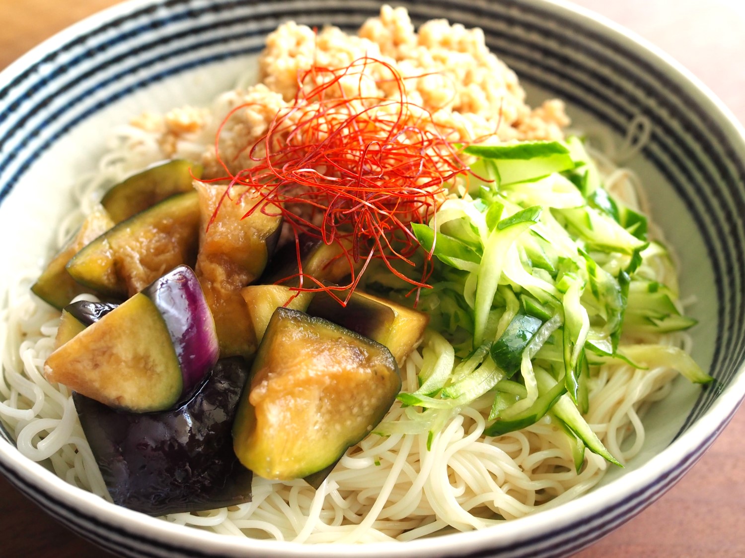 水なすと鶏味噌の三色ぶっかけ素麺