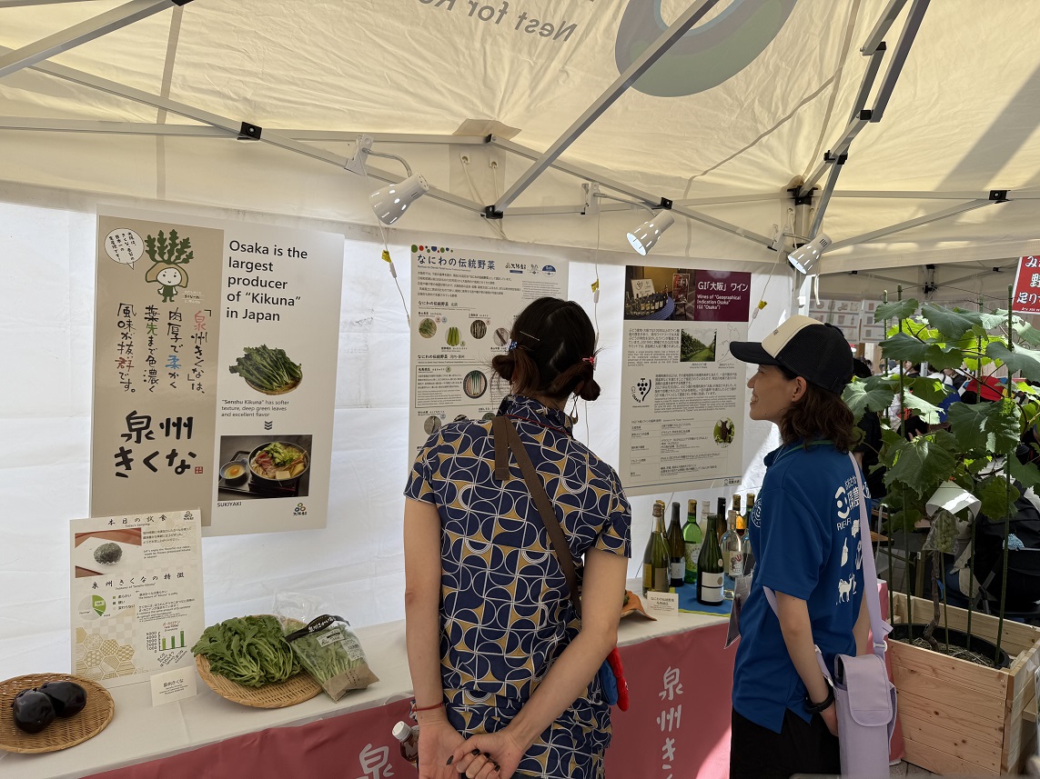 ブースで説明しているようす